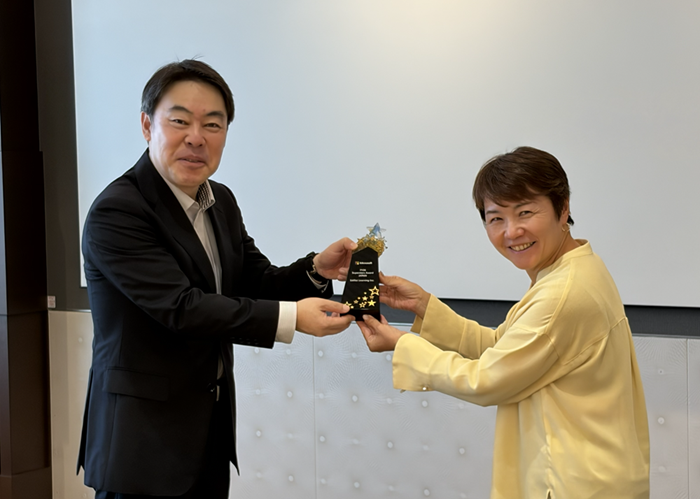 日本マイクロソフト株式会社 執行役員 チーフラーニングオフィサーの野田景子氏（右）と、弊社社長の稲見
